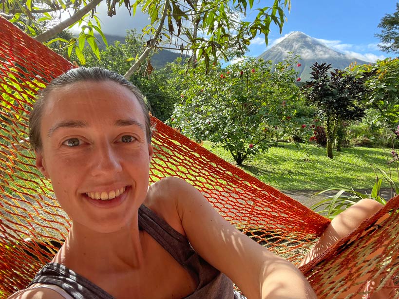 frau-in-haengematte-mit-blick-auf-vulkan-arenal-in-costa-rica