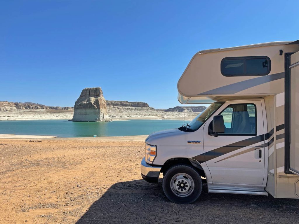 wohnmobil-am-strand-lone-rock-beach-campground-lake-powell-camper-urlaub-mit-kindern-usa