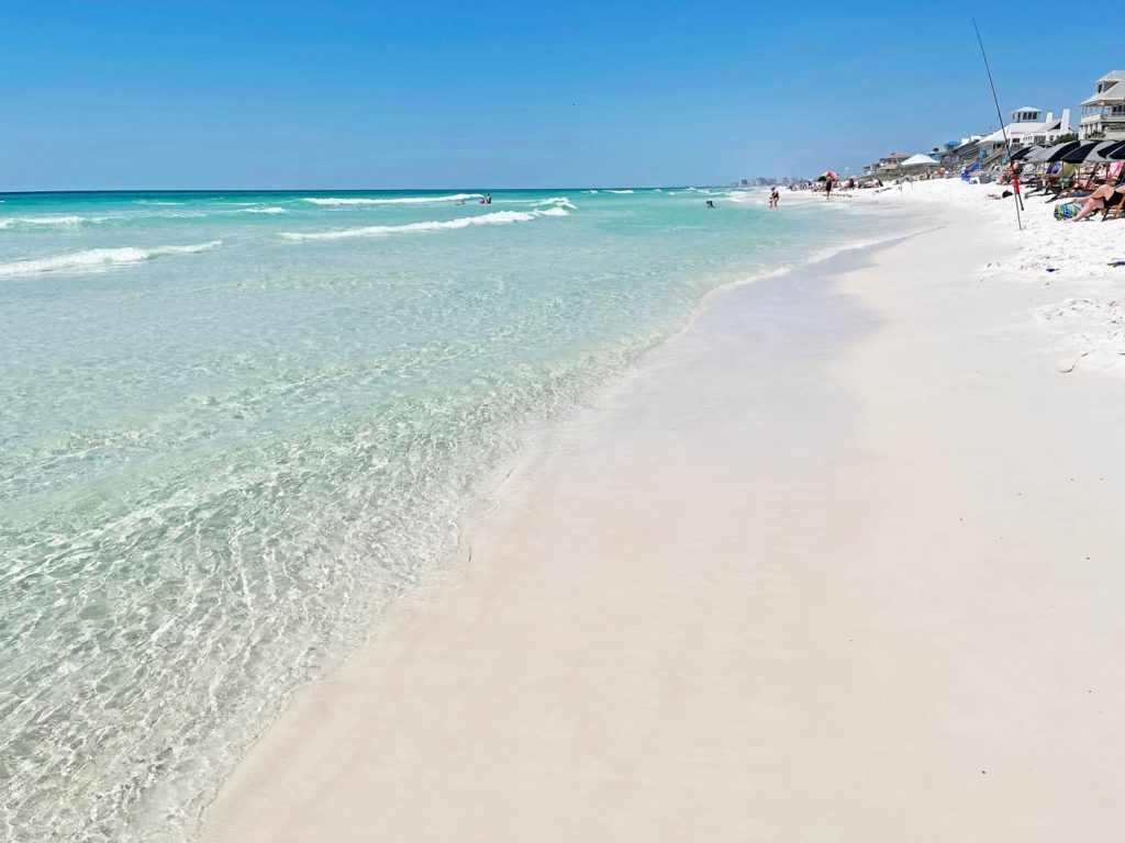 weisser-traumstrand-tuerkises-wasser-emerald-coast-panhandle-florida-route-ostkueste-zur-westkueste-usa