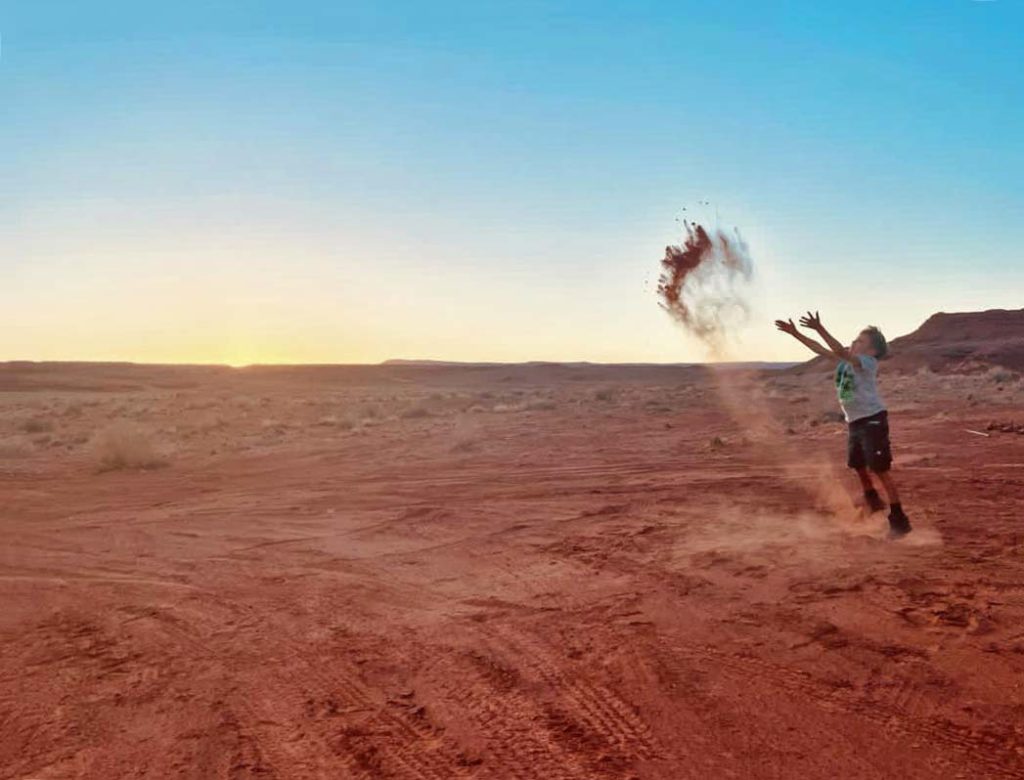 kind-spielt-im-roten-sand-mexican-hat-reise-durch-die-usa-strandfamilie