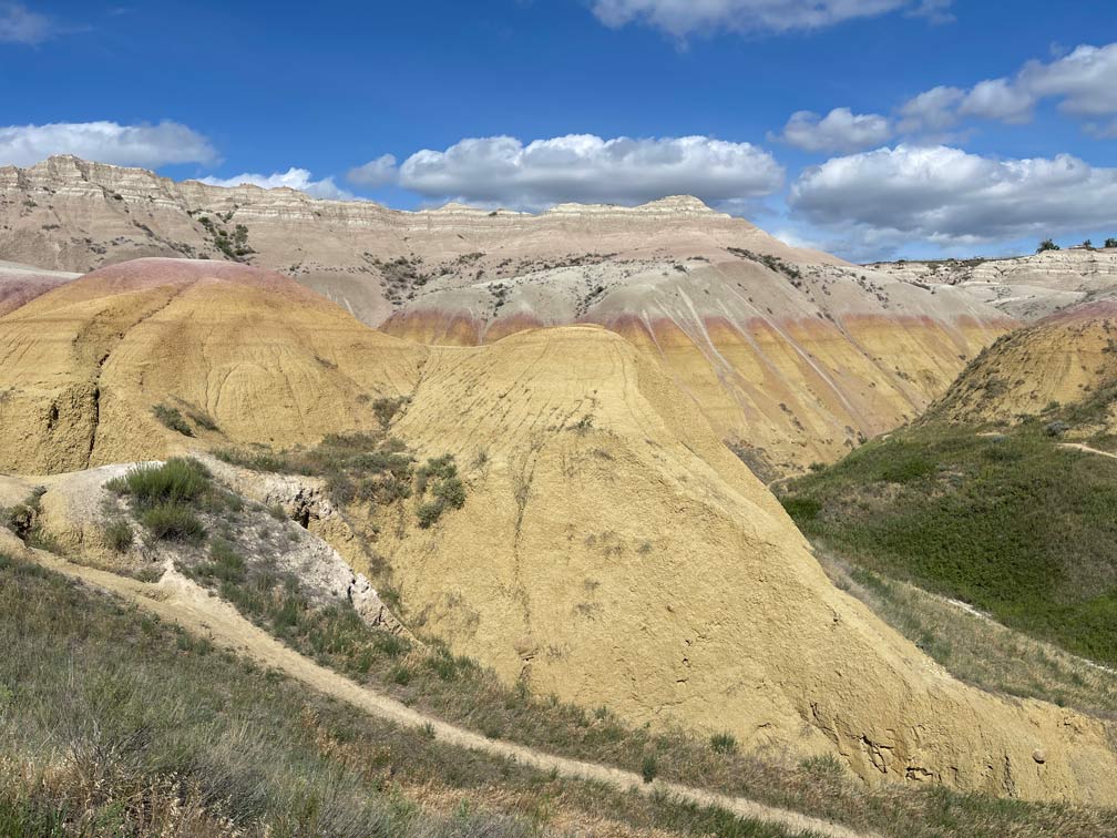 farbige felsen im badlands nationalpark