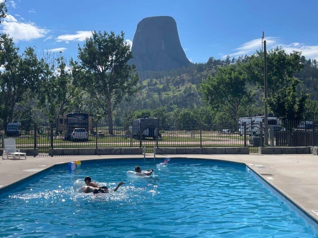 koa campingplatz pool mit blick auf devils tower