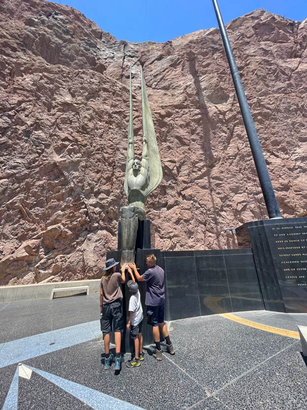 familie-streicht-ueber-fuesse-einer-skulptur-am-hoover-dam