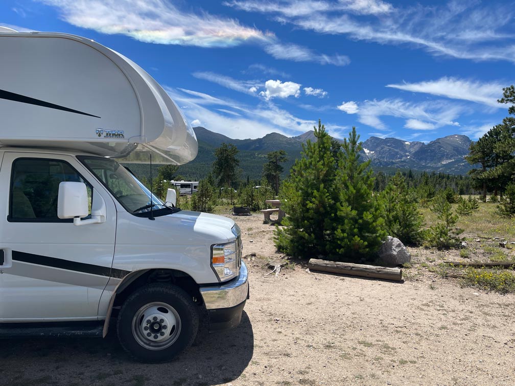 wohnmobil auf dem glacier basin campground in den rocky mountains usa
