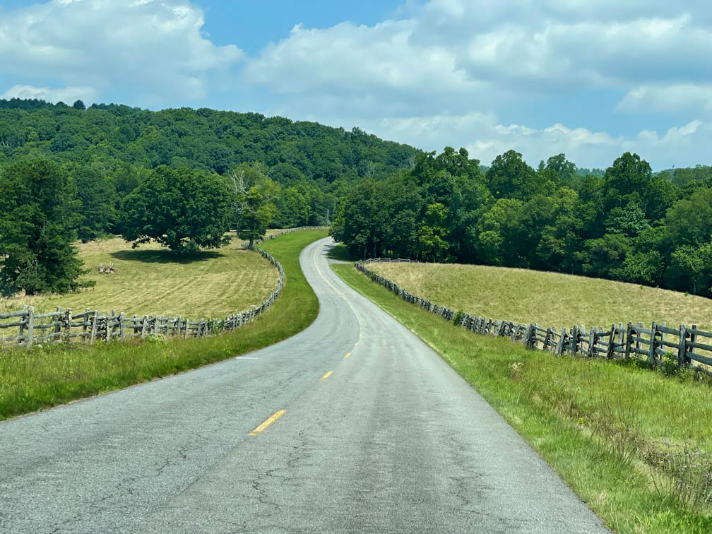 ruhige-strasse-auf-dem-blue-ridge-parkway-mit-gruenen-wiesen-und-waelldern