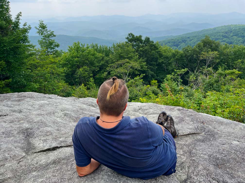 mann-an-aussichtspunkt-blue-ridge-parkway-north-carolina-roadtrip-suedstaaten-usa