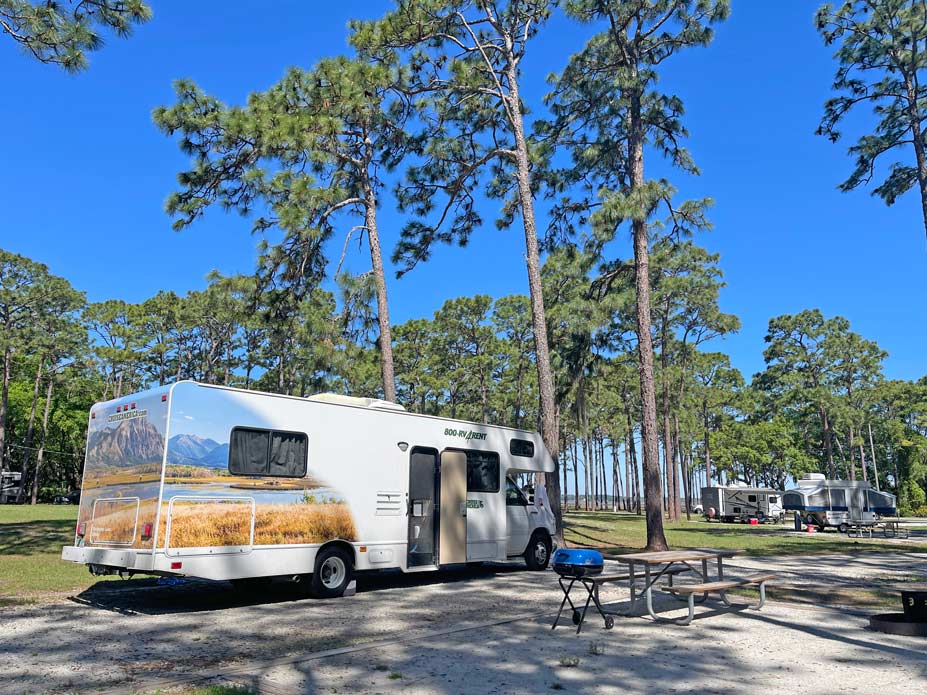 grosses-wohnmobil-unter-baeumen-in-einem-state-park-an-der-ostkueste-usa