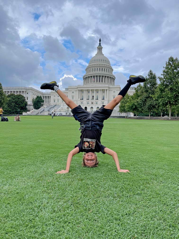 kind-macht-kopfstand-vor-dem-capitol-in-washington-dc