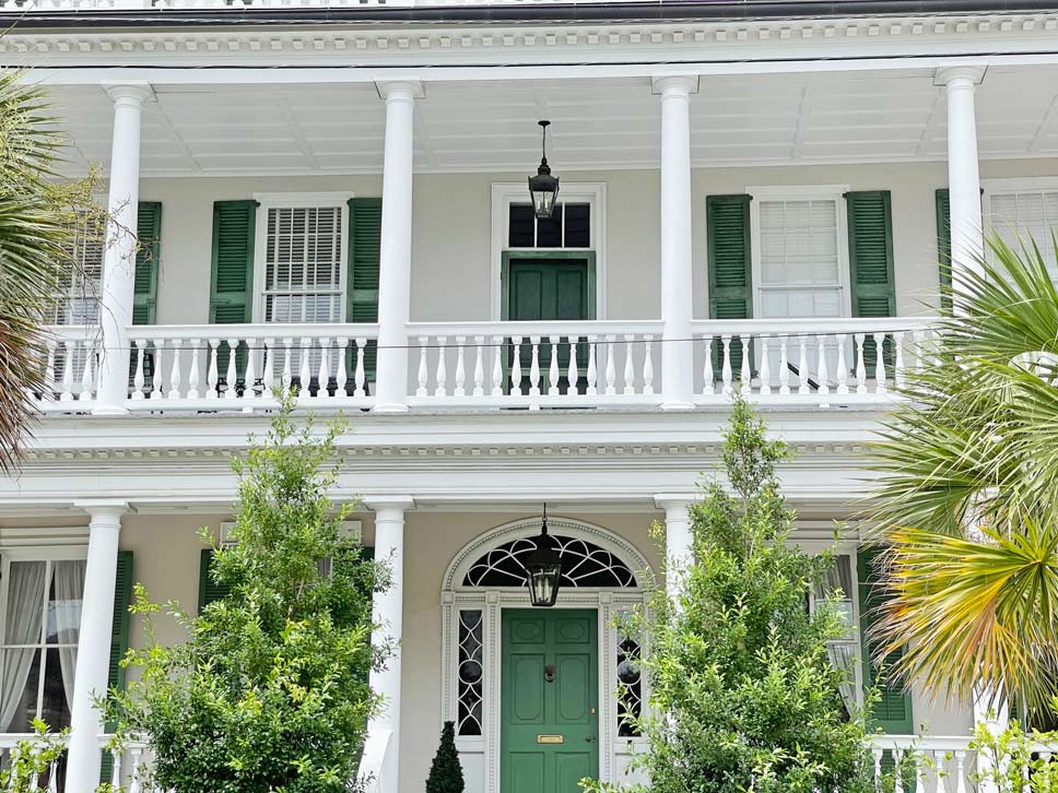 weisses-herrenhaus-in-charleston-sehenswuerdigkeiten-usa-ostkueste