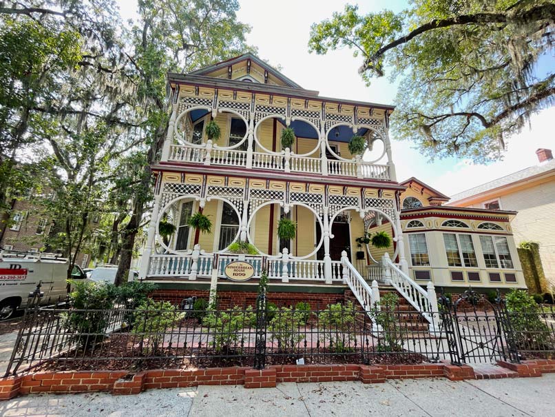 gingerbread-house-savannah-verspielt-gestaltetes-haus-mit-weissen-gelaendern