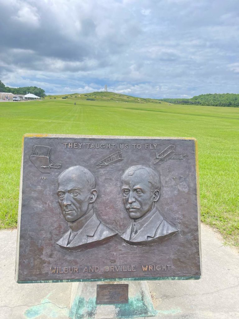 kitty-hawk-outerbanks-sehenswuerdigkeiten-brother-wright-memorial-roadtrip-ostkueste-usa-mit-auto