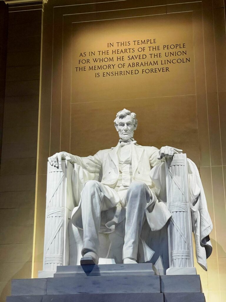 weisse-statue-vom-sitzenden-praesidenten-lincoln-in-washington-dc