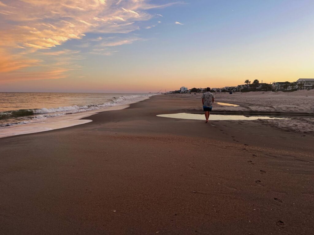 mann-laeuft-am-strand-im-sonnenuntergang-am-myrtle-beach