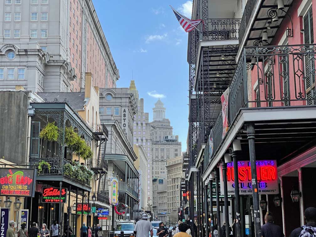 bourbon-street-im-french-quarter-sehenswuerdigkeiten-new-orleans