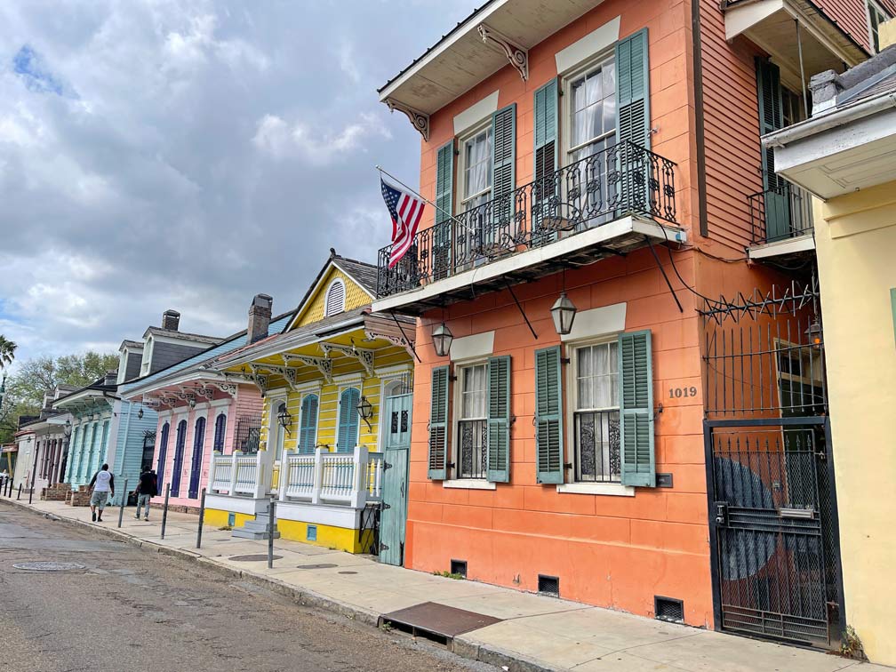 strasse-mit-bunten-haeusern-new-orleans-tipps