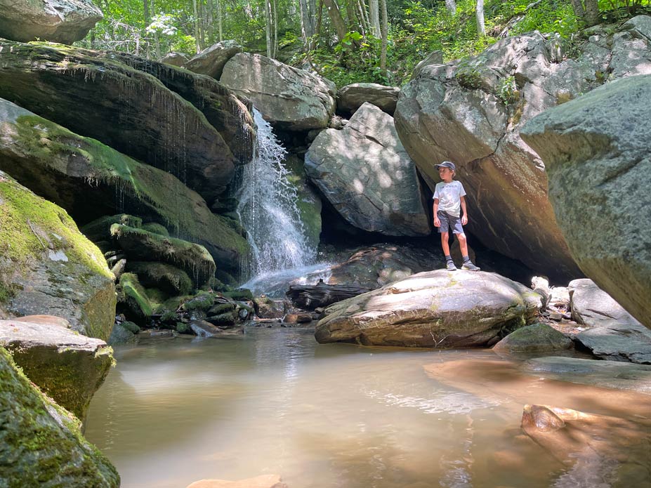 kind-neben-wasserfall-otter-falls-trail-blue-ridge-mountains-north-carolina-sehenswuerdigkeiten