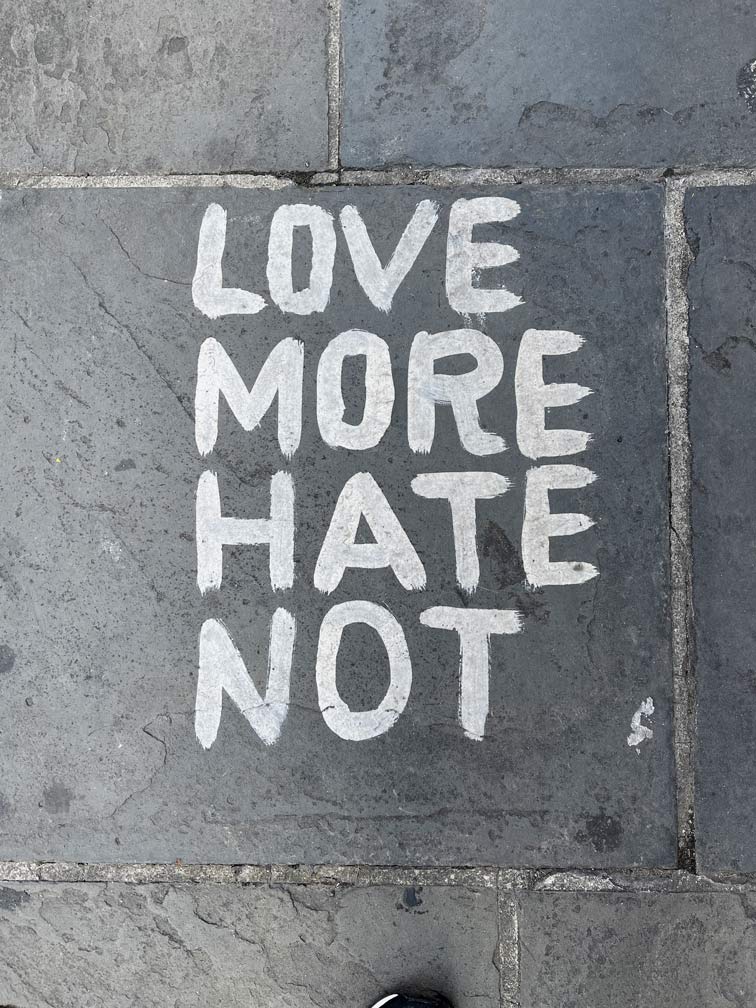 schriftzug-love-more-hate-not-auf-strasse-reisetipps-new-orleans-mit-kind