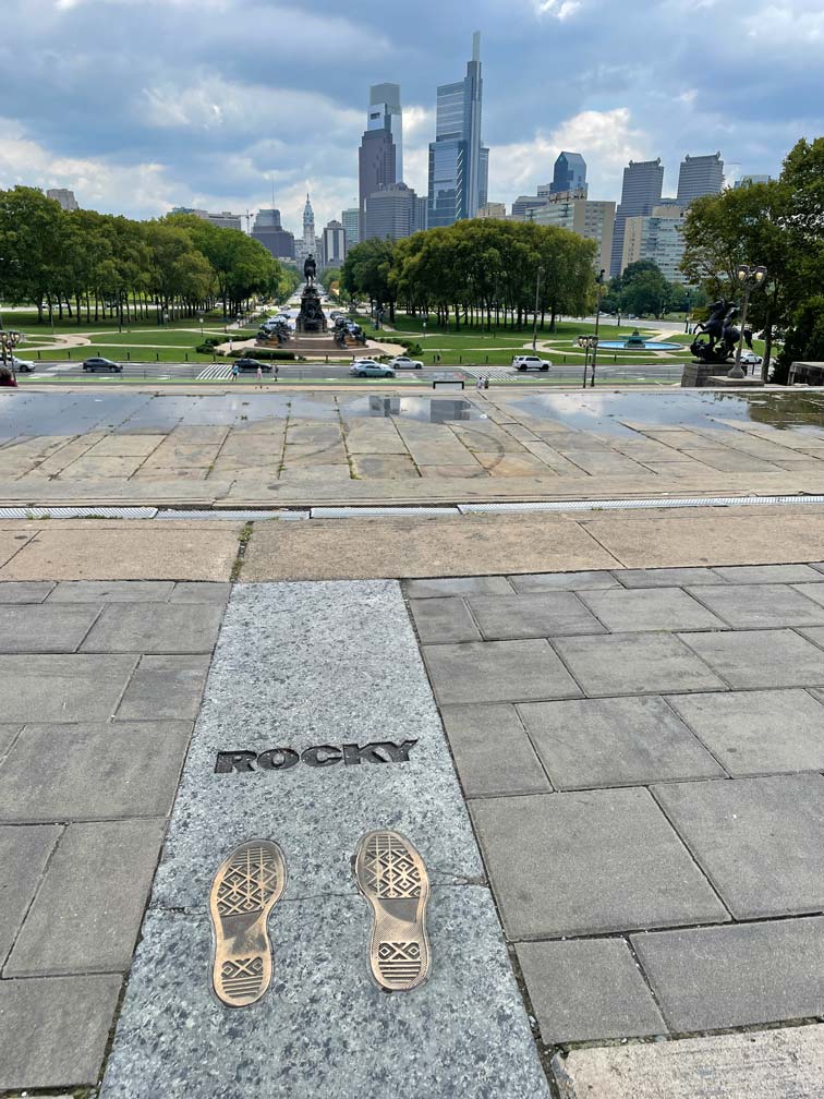 blick-ueber-rocky-steps-auf-skyline-philadelphia-sehenswuerdigkeiten-ostkueste-usa