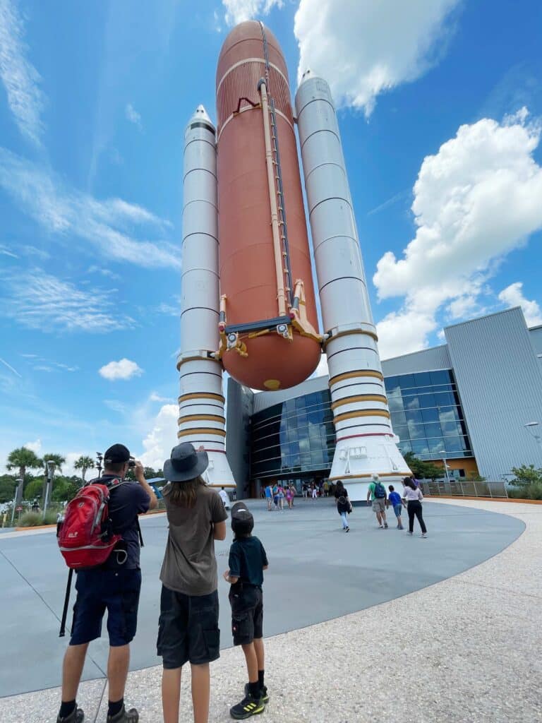 familie-vor-weltall-raketen-sehenswuerdigkeiten-kennedy-space-center-florida-route-miami-nach-washington-dc-mit-auto