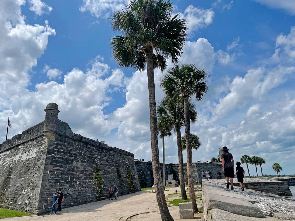 kinder-laufen-auf-mauer-am-strand-neben-castillo-de-san-marcos-st.augustine-urlaub-florida-mit-kindern-roadtrip-