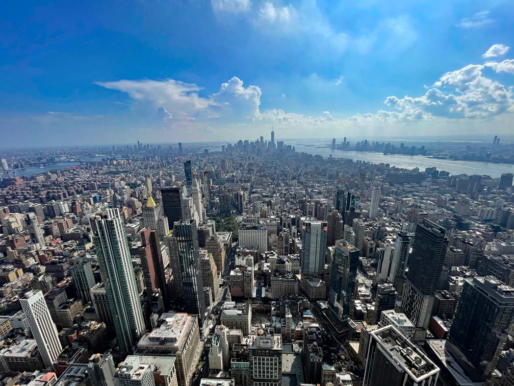 skyline-manhattan-vom-hochhaus-empire-state-building-sehenswürdigkeiten-new-york-city-mit-kindern