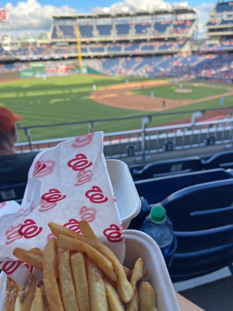 pommes-in-der-hand-im-hintergrund-baseball-feld-washington-dc