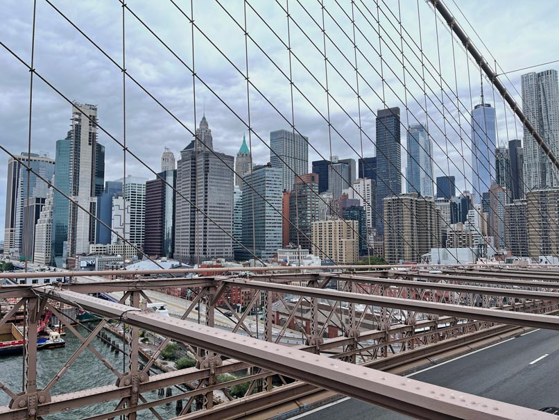 blick-manhattan-brooklyn-bridge-nyc-sehenswuerdigkeiten-mit-kindern