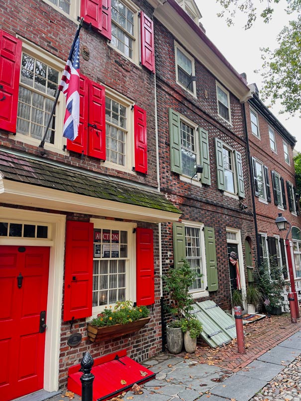 alte-backstein-haeuser-in-efreths-alley-highlights-philadelphia-must-see