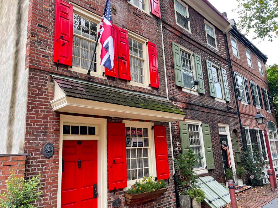 backsteinhäuser in elfreths alley in philadelphia