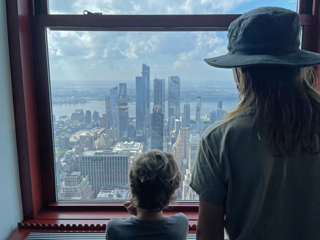 kinder-am-fenster-im-empire-state-building-mit-aussicht-auf-hochhaus-the-edge-sehenswuerdigkeiten-new-york-city-usa-staedtetrip