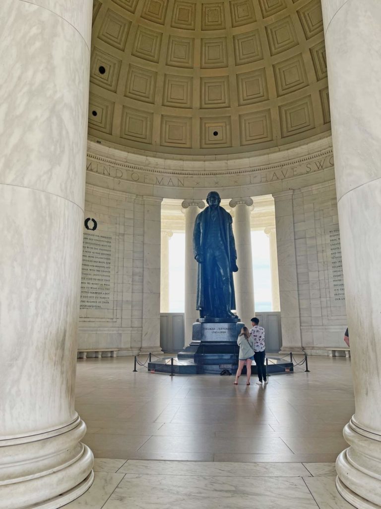 paar-steht-im-jefferson-memorial-vor-statue-blick-durch-die-sauelen