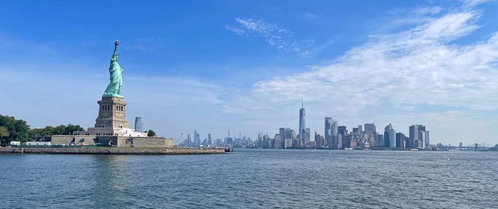 skyline-nyc-und-lady-liberty-freiheitsstatue-tour-liberty-island-mit-kindern-sehenswuerdigkeiten-new-york-city
