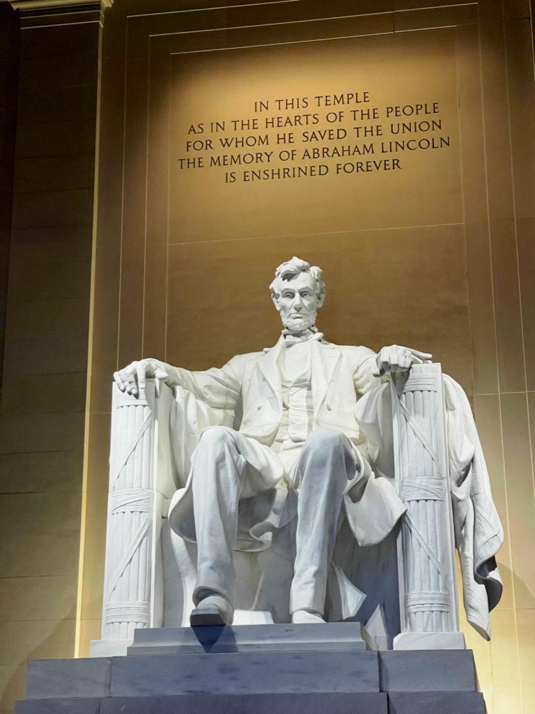 sitzende-bueste-von-lincoln-im-memorial-an-der-national-mall