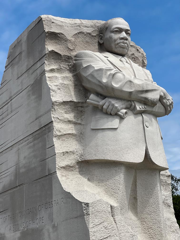 hohes-weisses-memorial-fuer-martin-luther-king-in-washington-dc