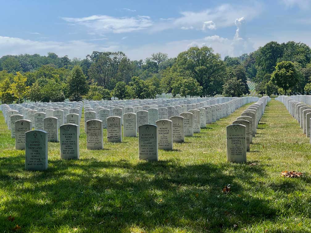 endlose-reihen-von-weissen-grabsteinen-auf-dem-arlington-cemetry-in-washington-dc