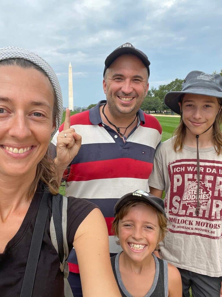 familie-steht-vor-washington-monument