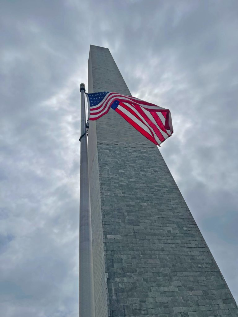 hoher-obelisk-washington-monument-mit-usa-flagge-highlights-nationalmall-washington-dc