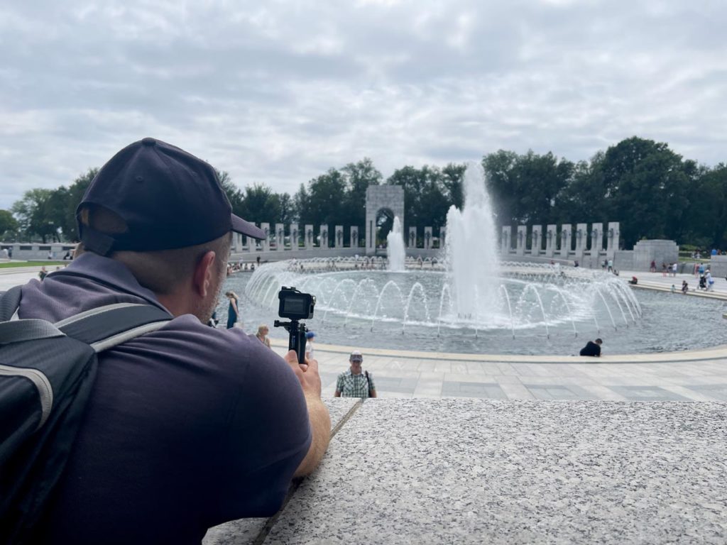 mann-filmt-brunnen-im-world-war-II-memorial-in-washington-dc