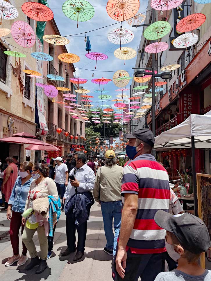 besucher laufen durch chinatown in mexiko stadt