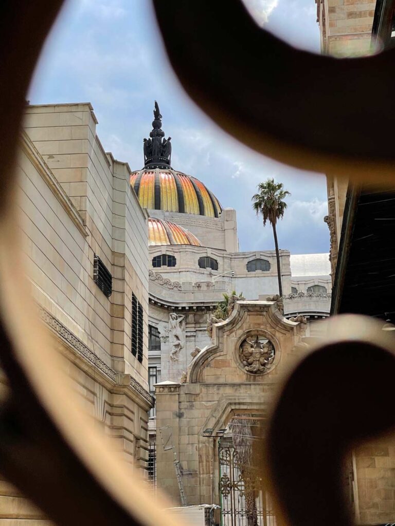 palast der künste durch tor fotografiert