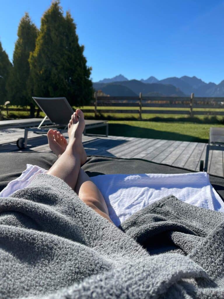 frau liegt im wellnesshotel in schwangau