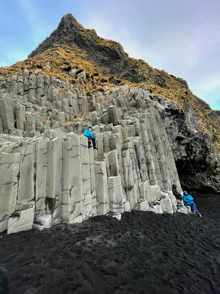 Island Rundreise in 10 Tagen - Zwei Routen für einen unvergesslichen Urlaub mit Kindern basaltsaeulen-reynisfjara-schoenste-straende-island-sehenswuerdigkeiten