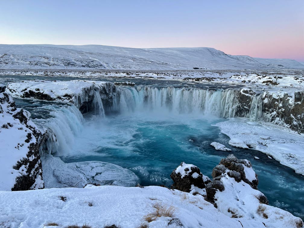 Island Rundreise in 10 Tagen - Zwei Routen für einen unvergesslichen Urlaub mit Kindern godafoss schoenste wasserfaelle island mietwagenrundreise
