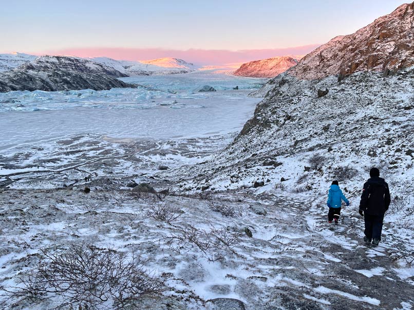 Island Rundreise in 10 Tagen - Zwei Routen für einen unvergesslichen Urlaub mit Kindern hoffellsjoekull-gletscherzunge-island-sehenswuerdigkeiten-mietwagenrundreise
