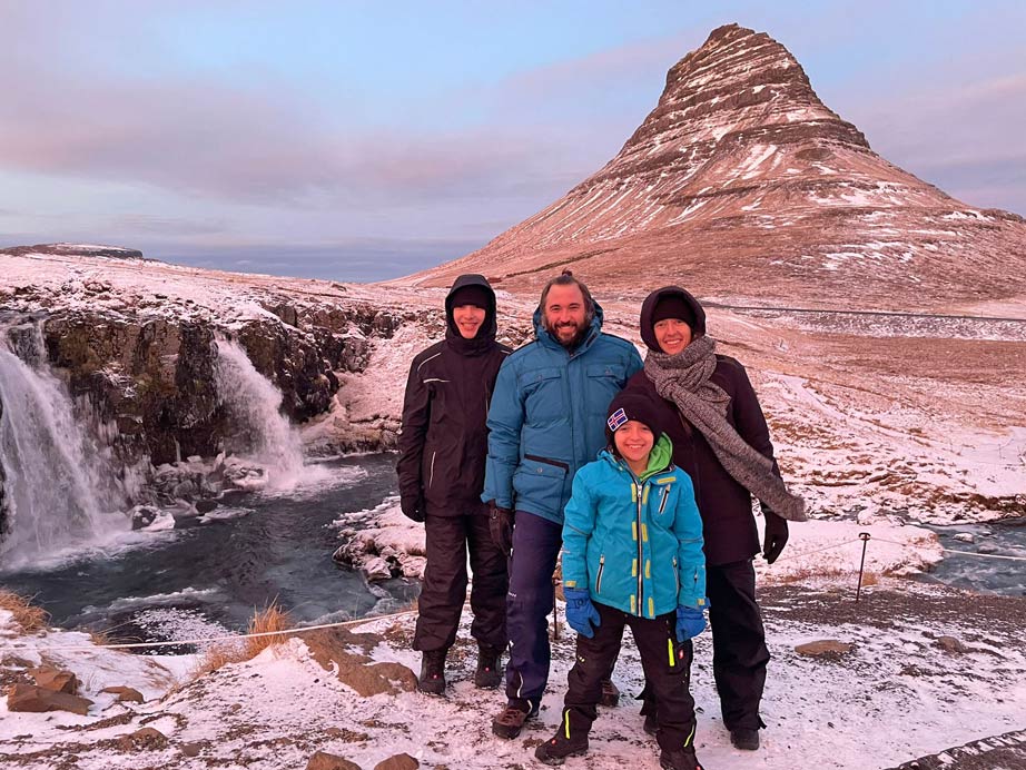 Island Rundreise in 10 Tagen - Zwei Routen für einen unvergesslichen Urlaub mit Kindern familie-am-kirkjufellsfoss-rundreise-island-mit-kindern