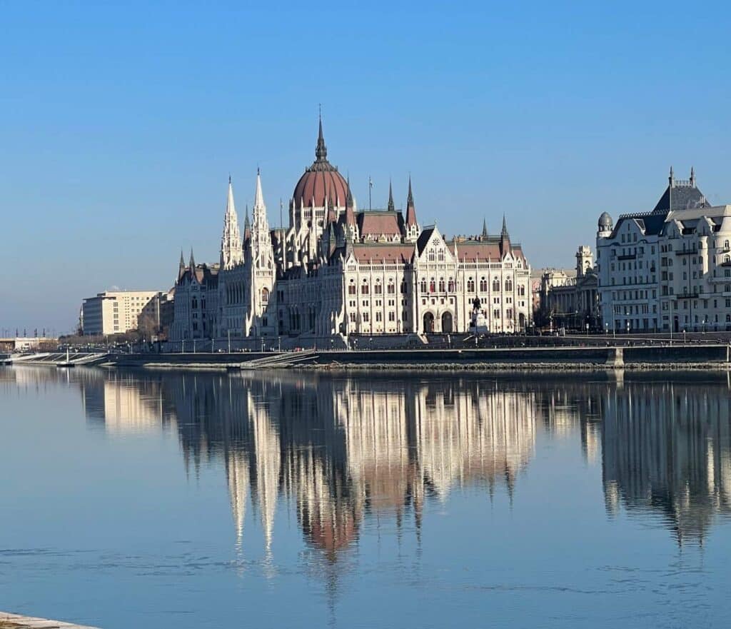 parlamentsgaebaude-budapest-spiegelt-sich-auf-der-donau