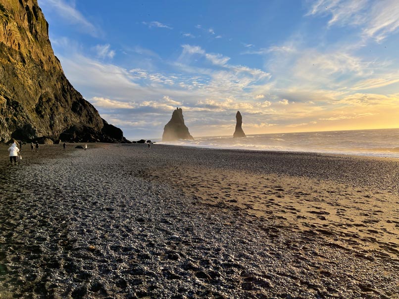 Island Rundreise in 10 Tagen - Zwei Routen für einen unvergesslichen Urlaub mit Kindern reynisfjara schoenste straende island sehenswuerdigkeiten