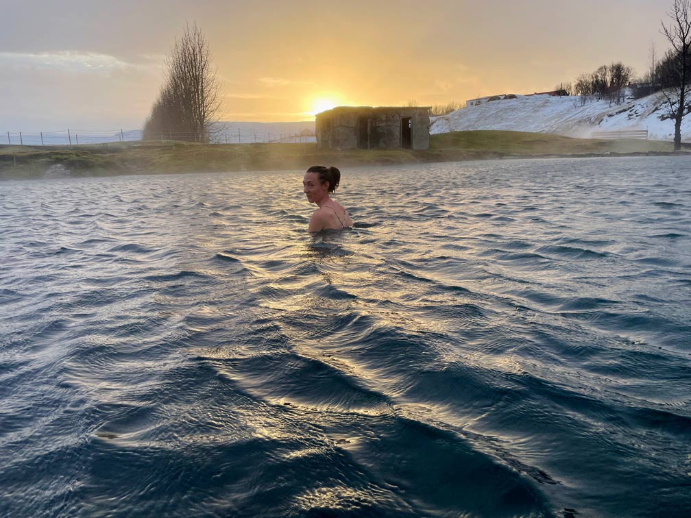 Island Rundreise in 10 Tagen - Zwei Routen für einen unvergesslichen Urlaub mit Kindern secret-lagoon-sehenswuerdigkeiten-island-rundreise