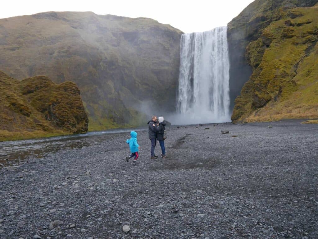 Island Rundreise in 10 Tagen - Zwei Routen für einen unvergesslichen Urlaub mit Kindern skogafoss schoenste wasserfaelle island mit kindern route 10 tage