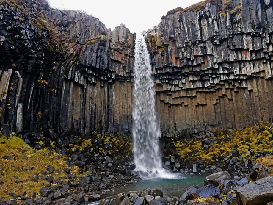 Island Rundreise in 10 Tagen - Zwei Routen für einen unvergesslichen Urlaub mit Kindern svartifoss-schoenste-wasserfaelle-island-route-10-tage